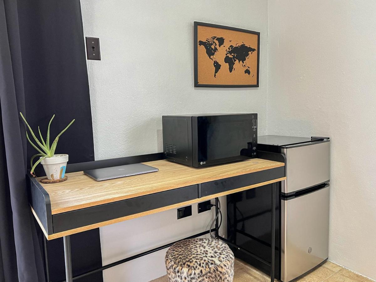 Lama Y Solo Unique Private Room Walking Distance To The Beach 팜비치 외부 사진