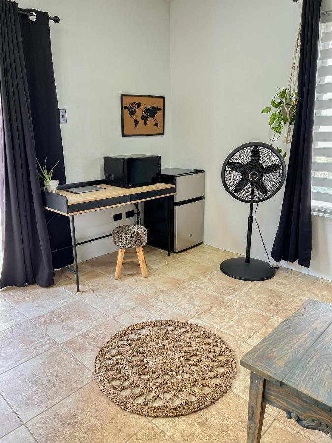 Lama Y Solo Unique Private Room Walking Distance To The Beach 팜비치 외부 사진
