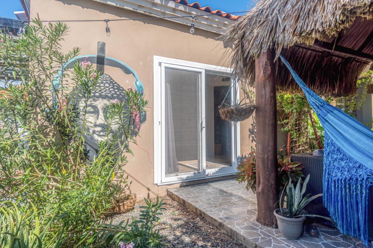 Lama Y Solo Unique Private Room Walking Distance To The Beach 팜비치 외부 사진