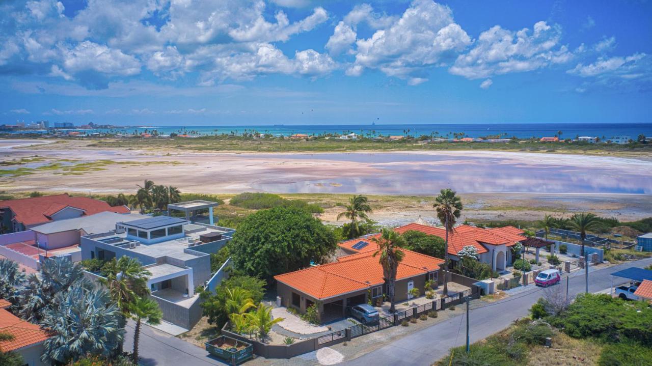 Lama Y Solo Unique Private Room Walking Distance To The Beach 팜비치 외부 사진