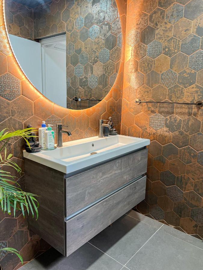 Lama Y Solo Unique Private Room Walking Distance To The Beach 팜비치 외부 사진