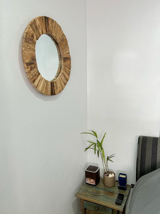 Lama Y Solo Unique Private Room Walking Distance To The Beach 팜비치 외부 사진