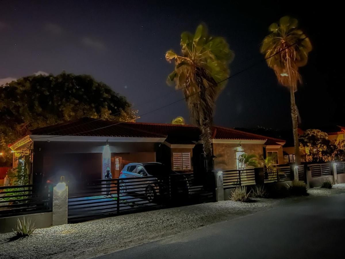 Lama Y Solo Unique Private Room Walking Distance To The Beach 팜비치 외부 사진