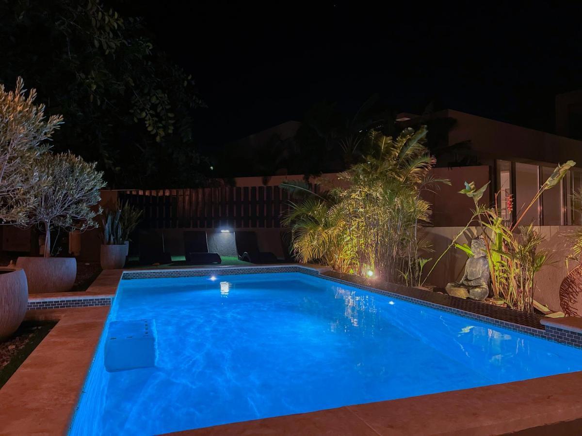 Lama Y Solo Unique Private Room Walking Distance To The Beach 팜비치 외부 사진