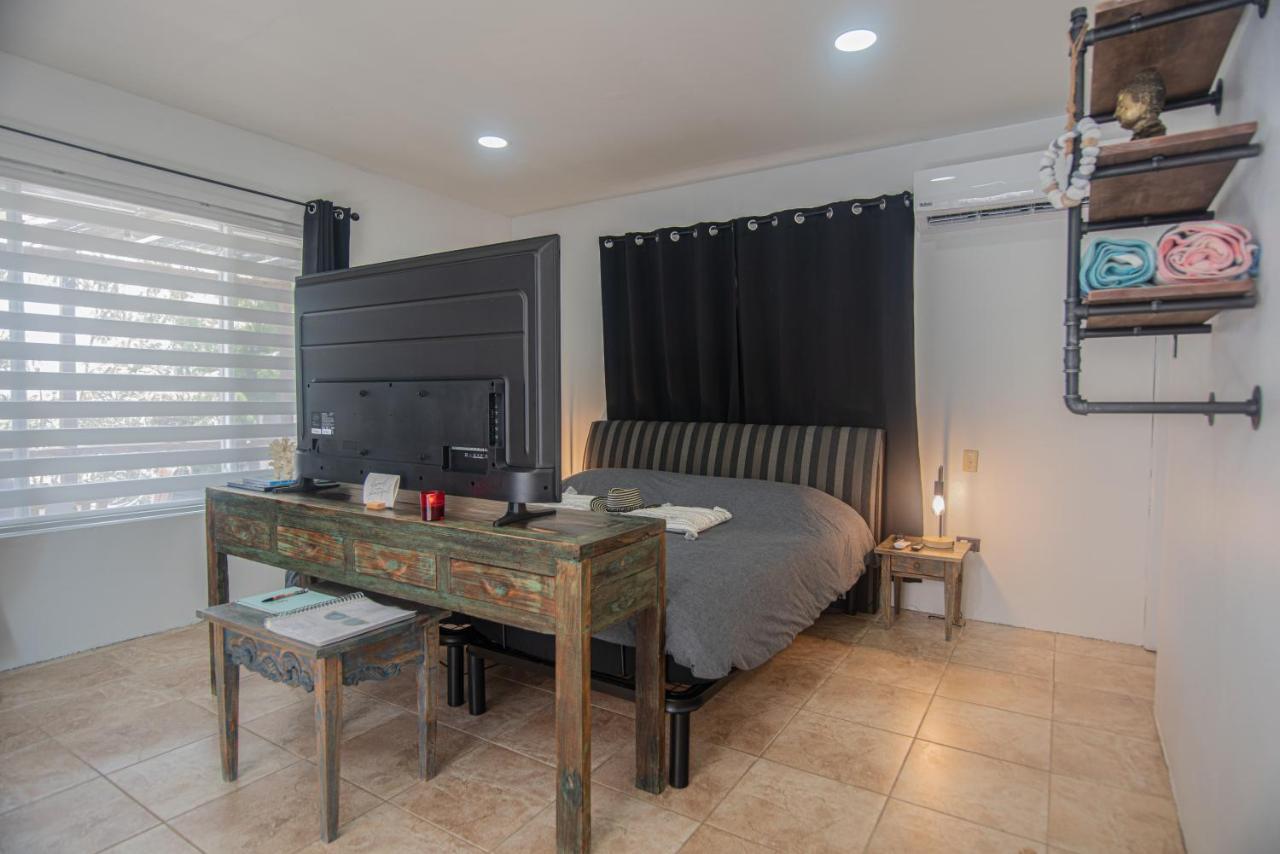 Lama Y Solo Unique Private Room Walking Distance To The Beach 팜비치 외부 사진