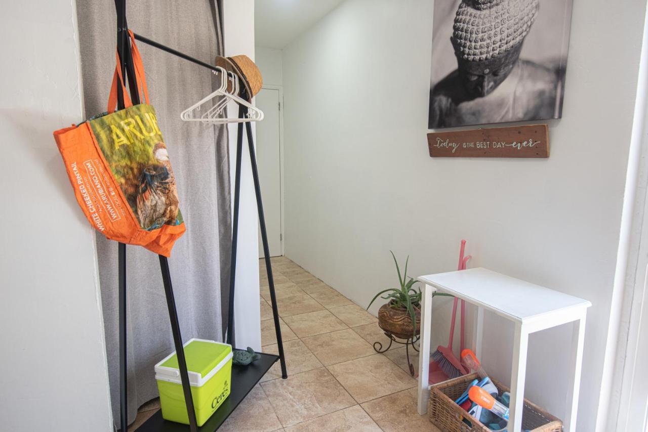 Lama Y Solo Unique Private Room Walking Distance To The Beach 팜비치 외부 사진