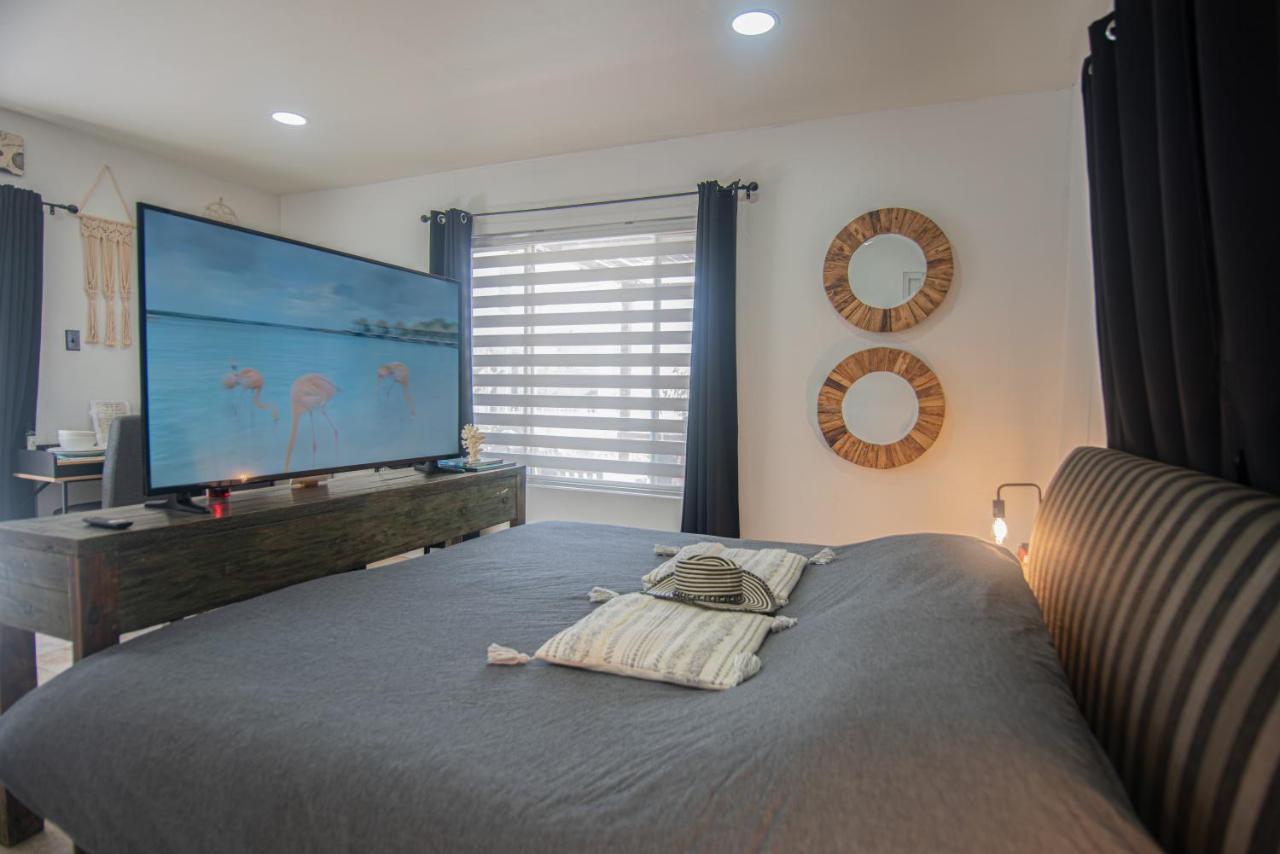 Lama Y Solo Unique Private Room Walking Distance To The Beach 팜비치 외부 사진